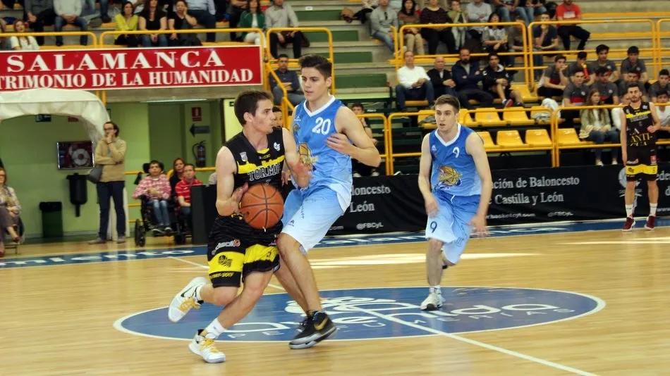 Rober Herrero conduce el balón durante el encuentro.
