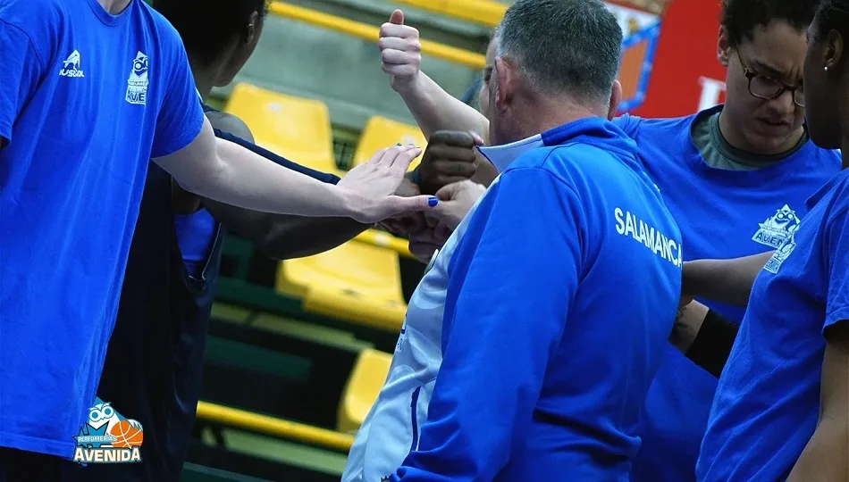 Ortega hace piña con las jugadoras en el entrenamiento del viernes. Foto: Perfumerías Avenida