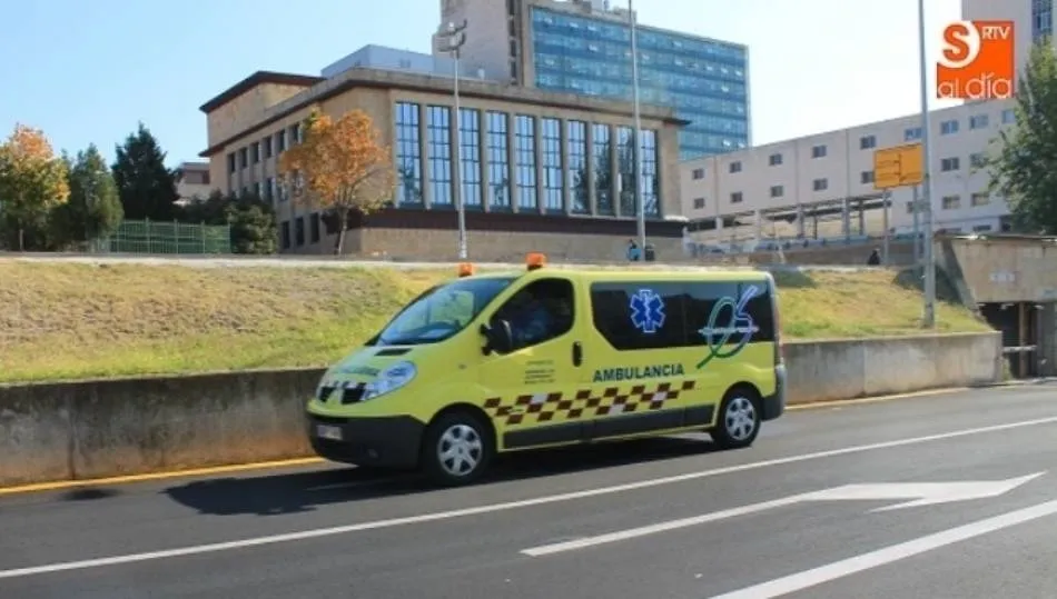 Ambulancia del 112 en los accesos al Complejo Asistencial de Salamanca