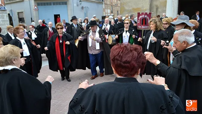 Los bailes al ritmo de los sones castellanos han sido grandes protagonistas durante el XVI Encuentro Regional de Amigos de la Capa en Santiago de la Puebla