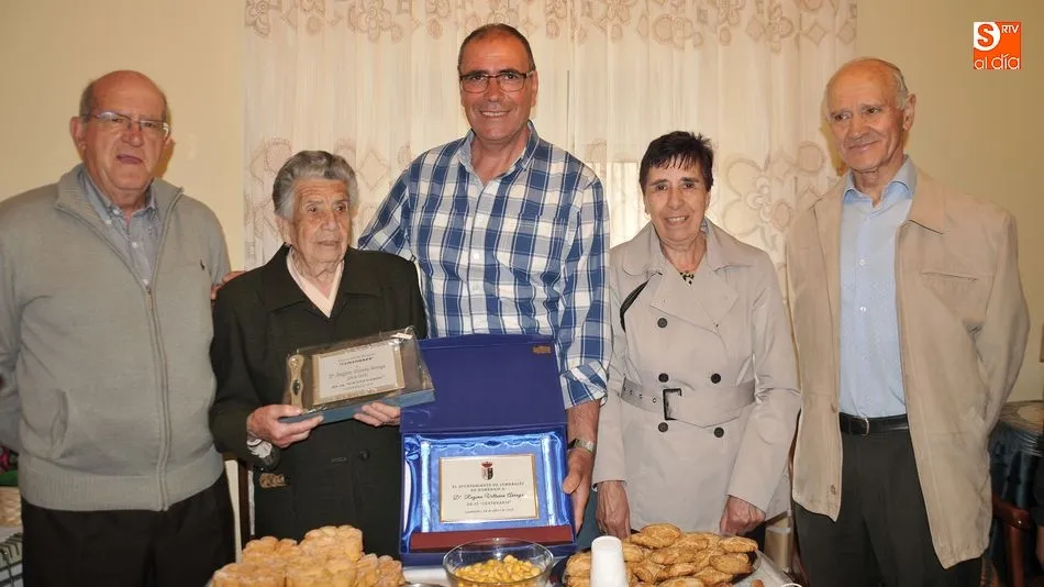 Regina acompañada de sus hijos, Angel Herrero y Pedro Sánchez / E. Corredera