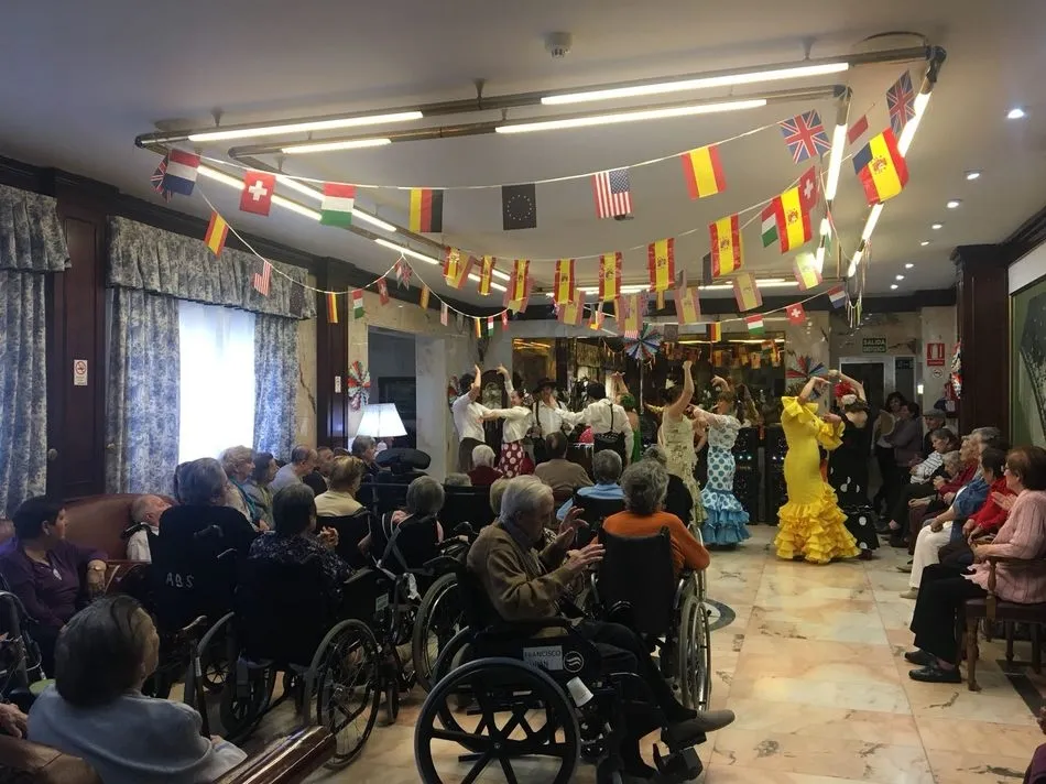 Los mayores de la residencia Arapiles celebran la Feria de Abril  