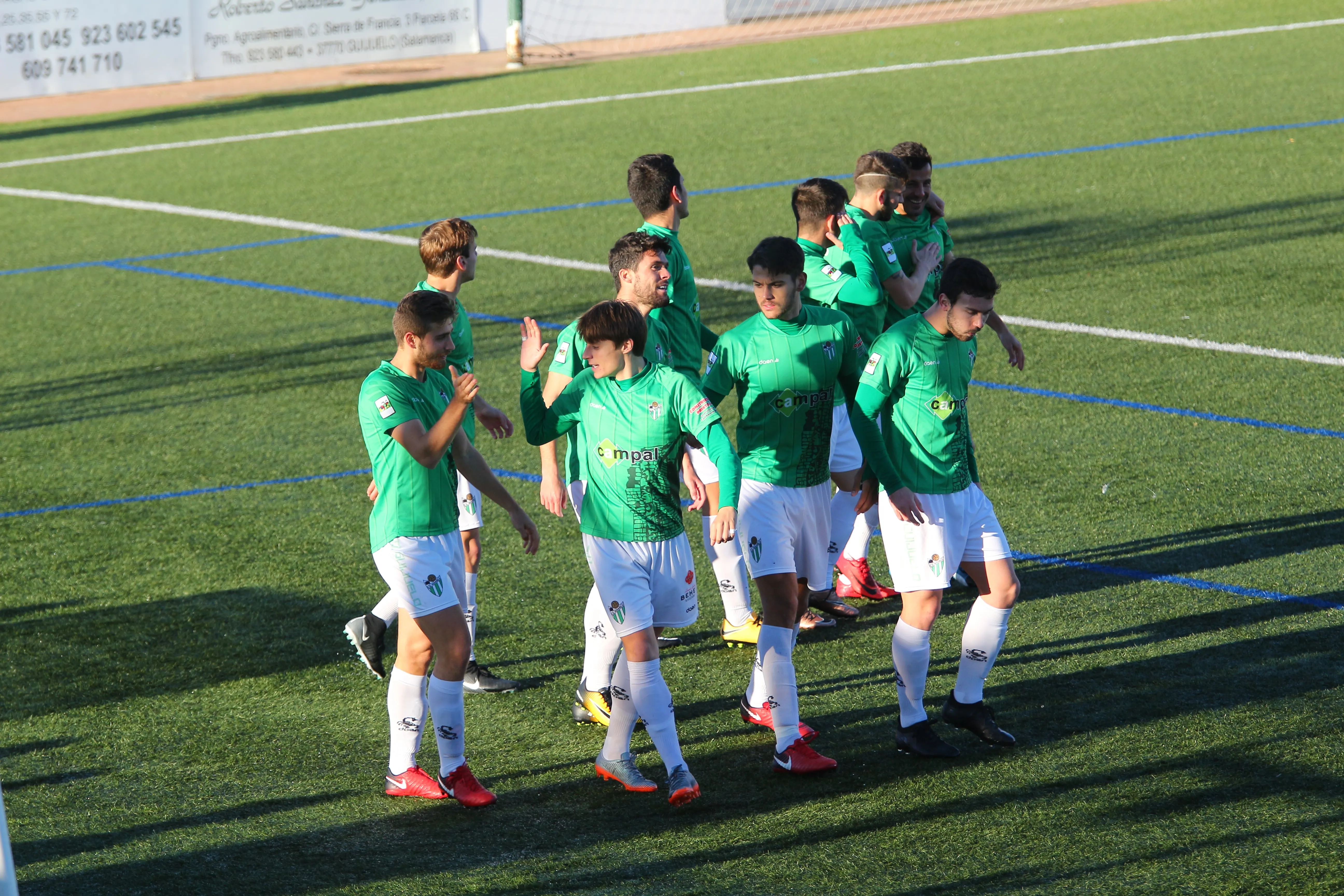 Los jugadores del Guijuelo festejan un gol en el Municipal