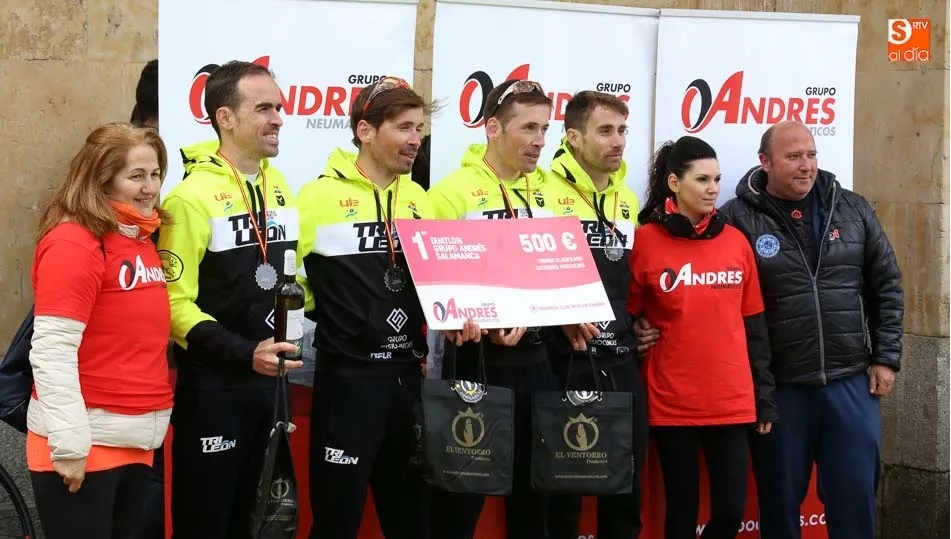 Los vencedores en la categoría masculina, en el podio. Fotos: Alberto Martín