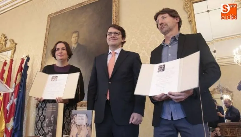 Ramón Soria y Verónica Aranda recibiendo los Premios Ciudad de Salamanca de Novela y Poesía en la edición del año pasado