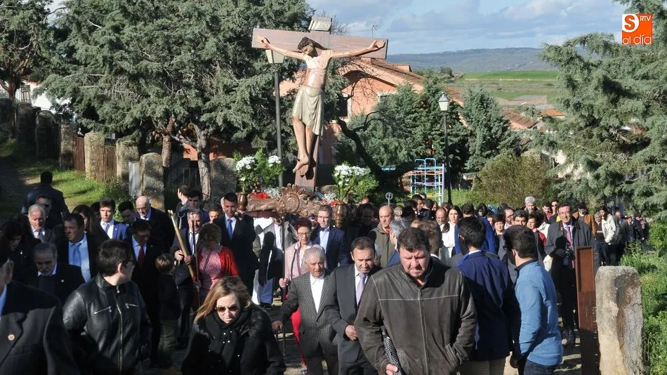 Cientos de personas acompañan al Cristo hasta su ermita