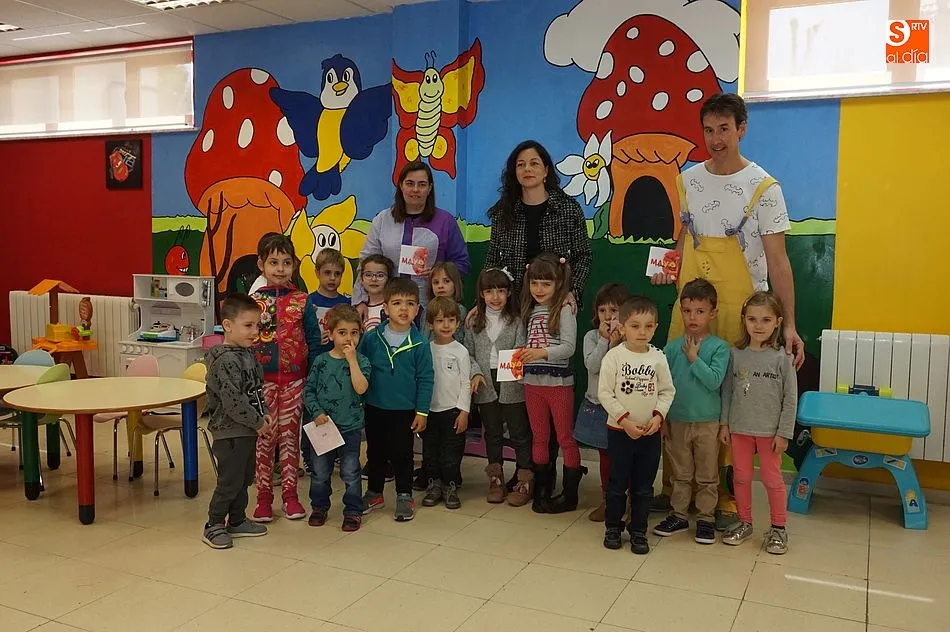 La concejala de cultura, María Jesús Moro, acompaña a los miembros de la Ludoteca en las actividades del puente