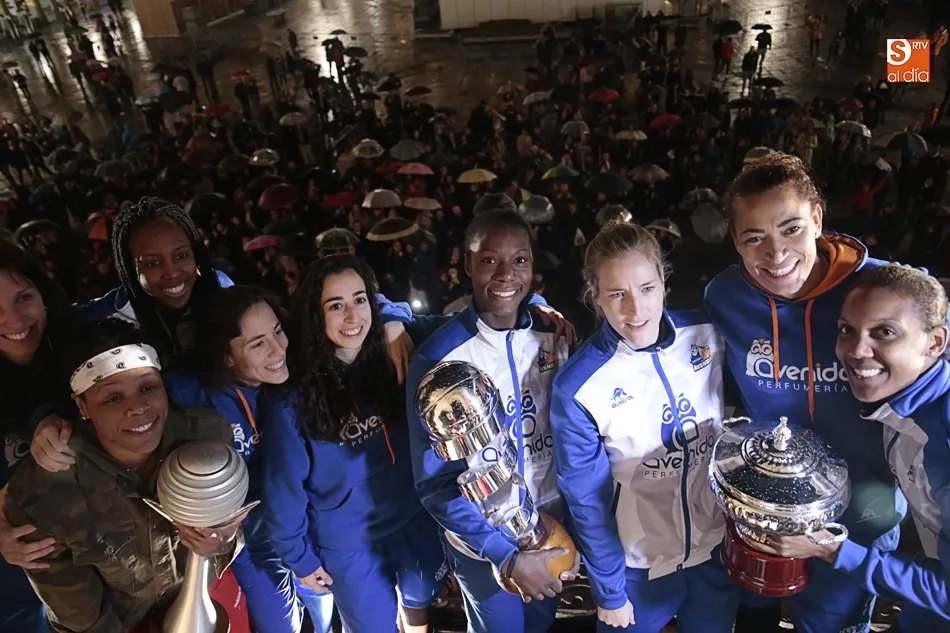 Las jugadoras posan en el balcón del Ayuntamiento (Foto de Álex López)