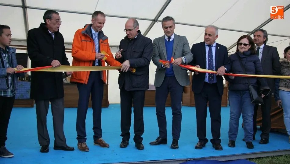 Javier Iglesias junto a Steve Nicol procedían a la inauguración de la Muestra de Productos de la Tierra / MARIBEL SÁNCHEZ