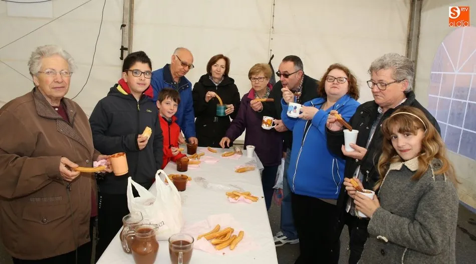 Los vecinos han comenzado la jornada compartiendo una gran chocolatada. Foto: Alberto Martín
