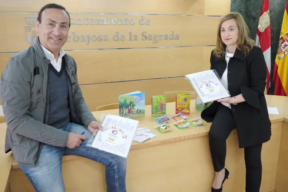 El alcalde de Carbajosa, Pedro Samuel Martín, y la concejala de Cultura, Teresa Sánchez, durante la presentación de Trotalibros
