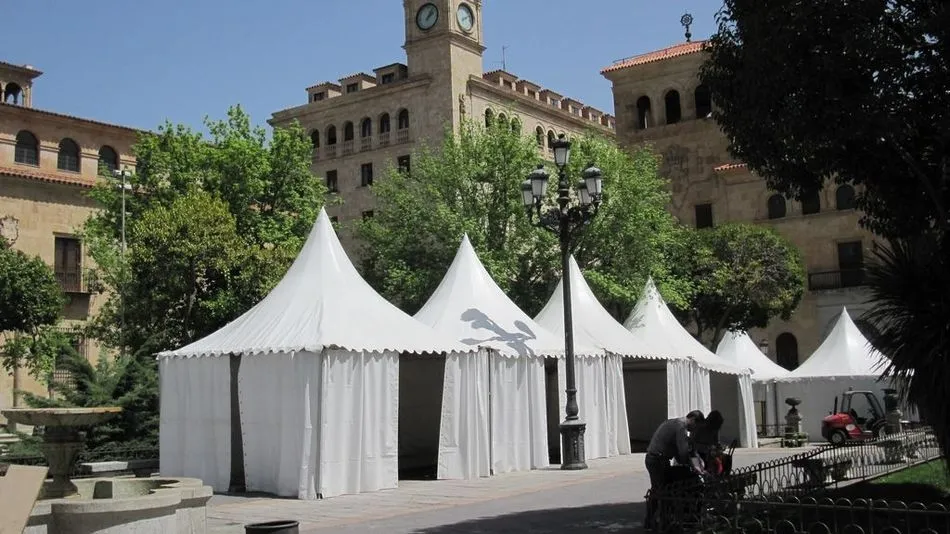 Montaje de las actuales casetas en la Plaza de los Bandos.