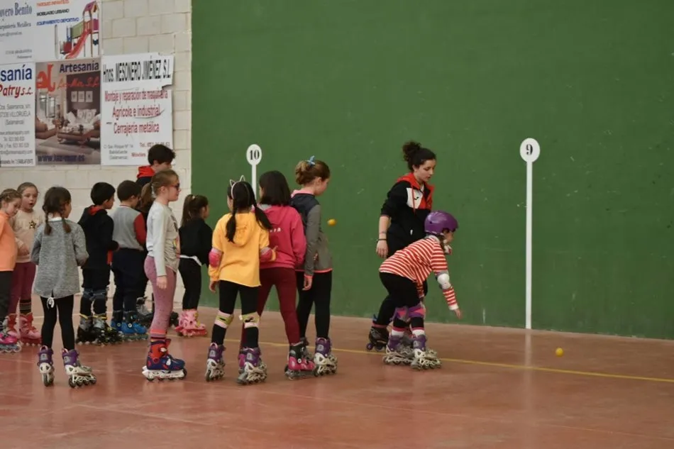 Divertida mañana de pelota a mano sobre patines