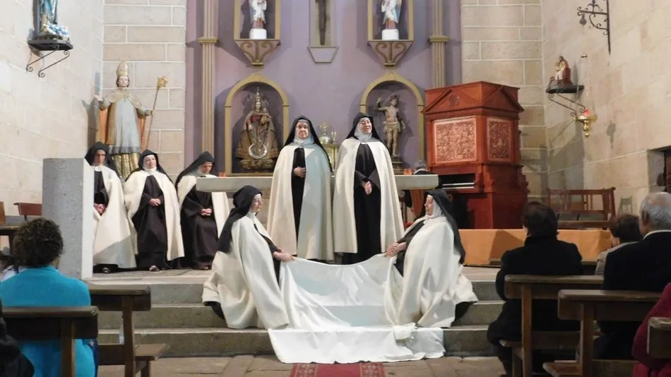 En esta ocasión el escenario de ’Teresa, la jardinera de la luz’ fue la iglesia de san Nicolás de Masueco