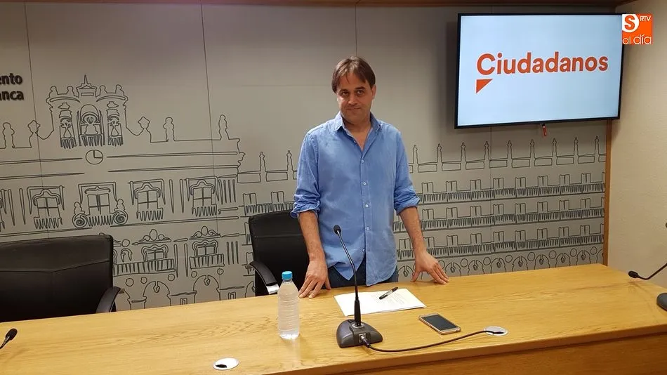 El concejal de Ciudadanos, Fernando Castaño, explicando las mociones