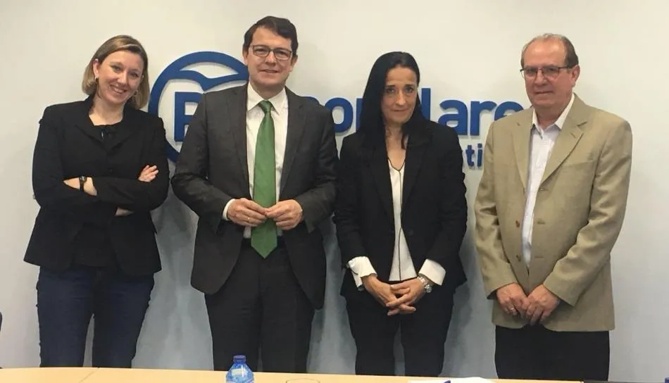 Pilar Gredilla y Nicolás Ávila, presidenta y vicepresidente autonómicos de  ANPE respectivamente, junto al presidente regional del PP, Alfonso Fernández Mañueco y María Isabel Blanco Llamas, responsable de Educación en las Cortes de Castilla y León  por e