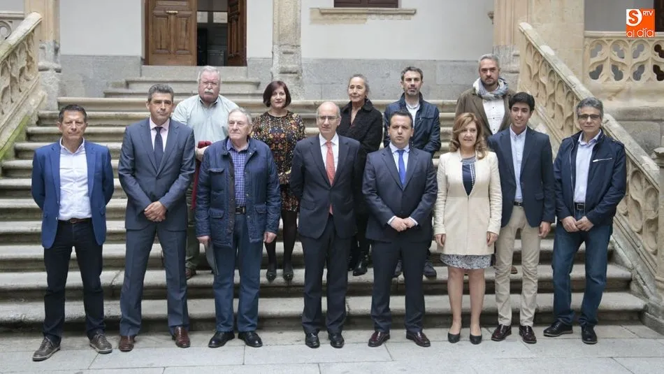 Javier Iglesias, junto a los diputados de Cultura y Turismo y representantes de los Conjuntos Históricos. Foto: Alejandro López
