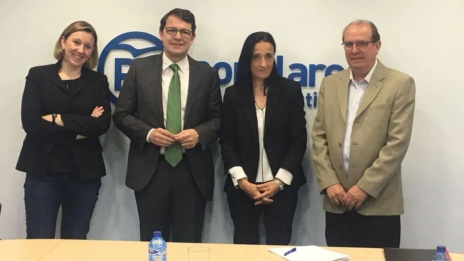 Mañueco (segundo por la izquierda), con el resto de participantes en la reunión.