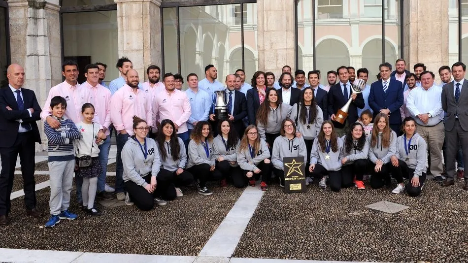 Foto de familia de los representantes junto a la Consejera García Cirac.