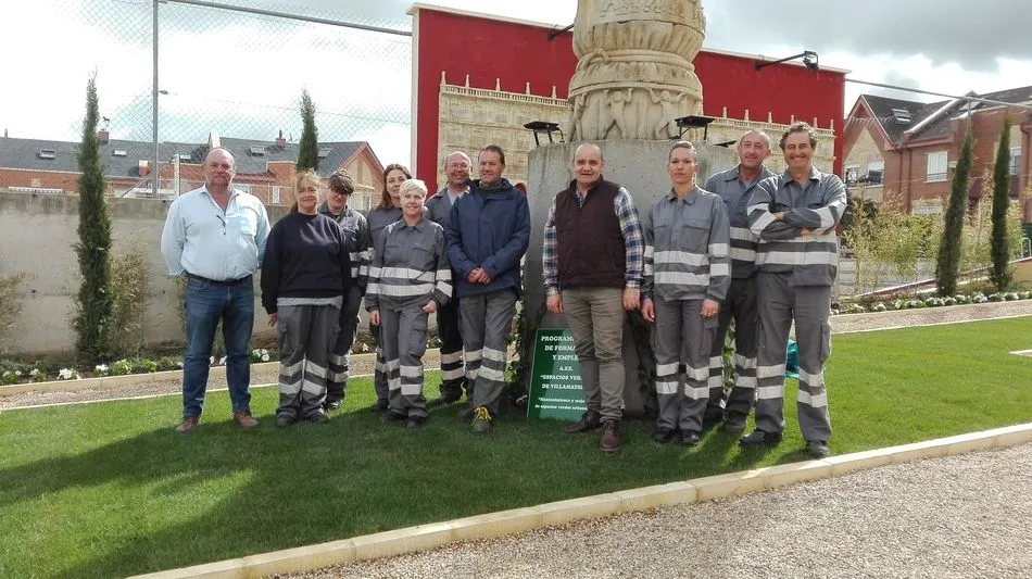 Representantes del Ayuntamiento posan con los participantes en el Programa Mixto de Formación y Empleo