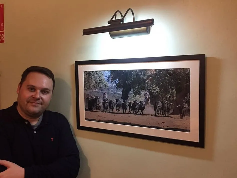 El autor, Alfonso Blanco, junto a una de sus imágenes en el Hotel Torres