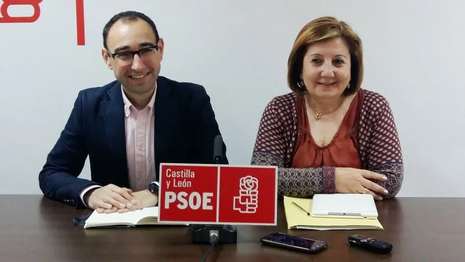 Los parlamentarios nacionales del PSOE de Salamanca, el diputado David Serrada y la senadora Rosa López, en la rueda de prensa para explicar estas iniciativas