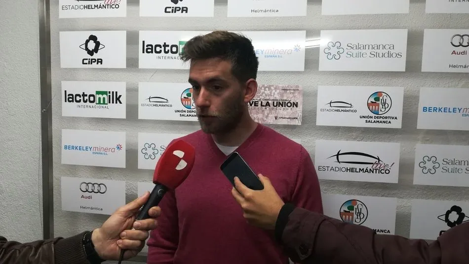 Pablo Cortés atiende a los medios de comunicación. Foto: www.cfsalmantinouds.com