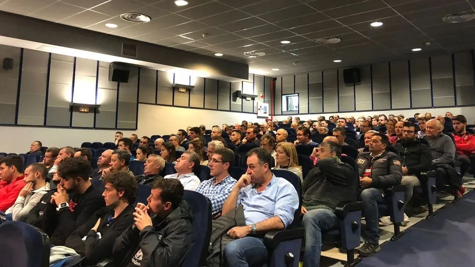 Un instante de la asamblea celebrada el jueves. Foto: UD Santa Marta TW