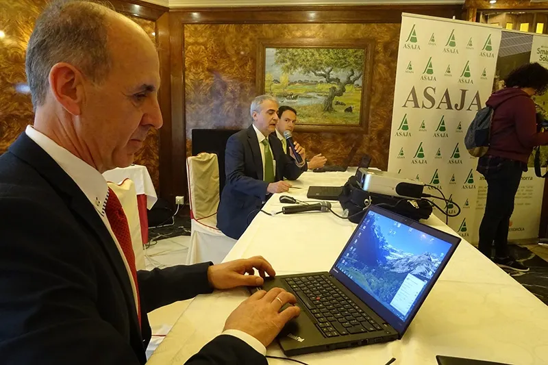 José Miguel Hernández Docal y Jorge Sampedro Feito al final de la imagen durante la jornada