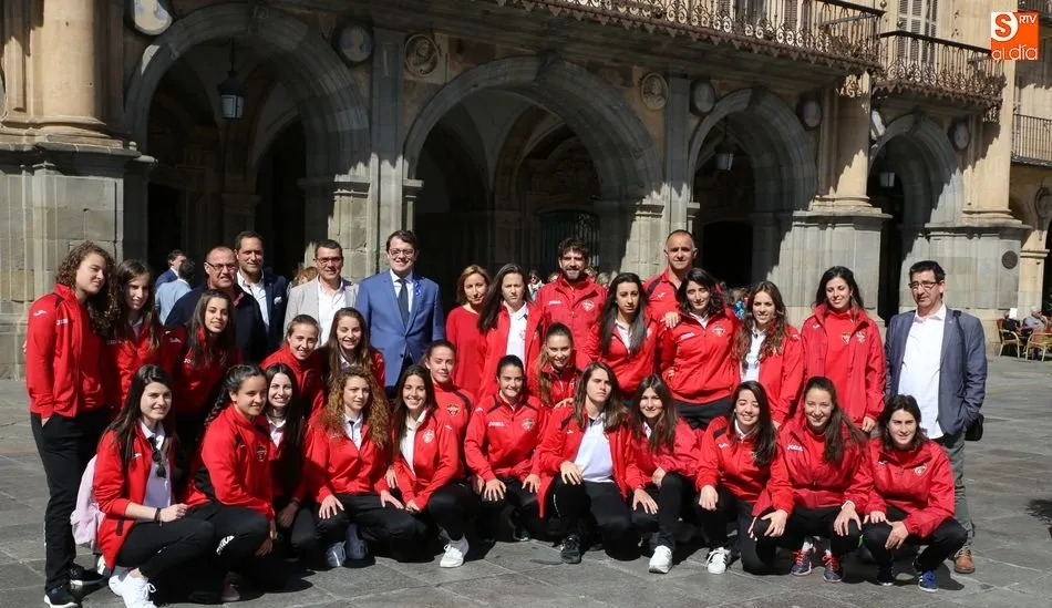 Las jugadora se hicieron la foto de rigor con el alcalde en la Plaza Mayor. Fotos: Alberto Martín