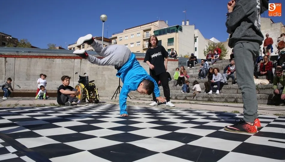Un joven bailarín de breakdance durante su actuación. Fotos: Alberto Martín
