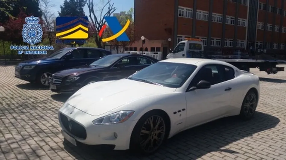 Entre el material intervenido, 52 vehículos de lujo, material informático, un arma de fuego, abundante documentación y 400.000 euros en efectivo