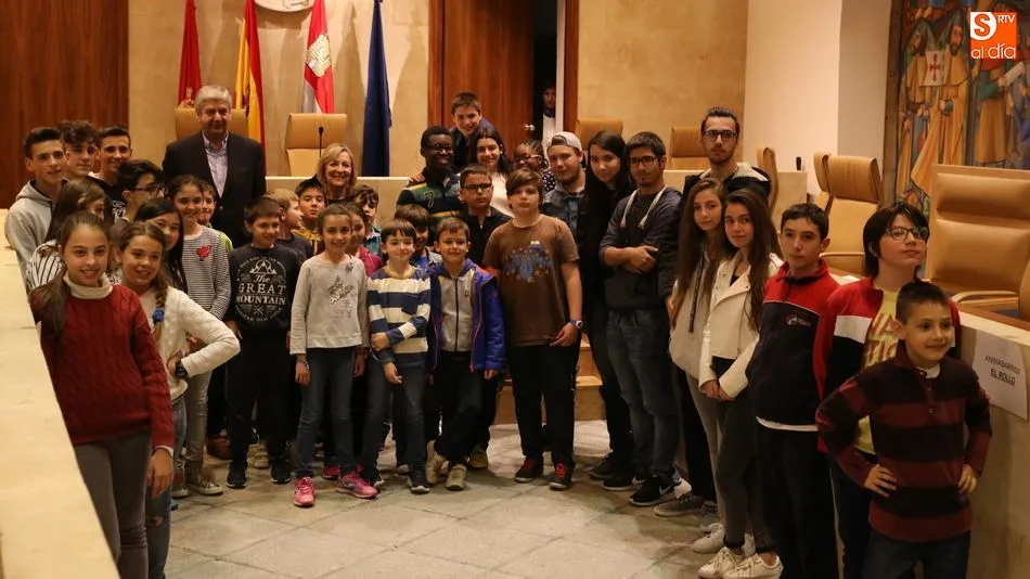 Los jóvenes, en el Salón de Plenos junto a los concejales. Fotos: Alberto Martín