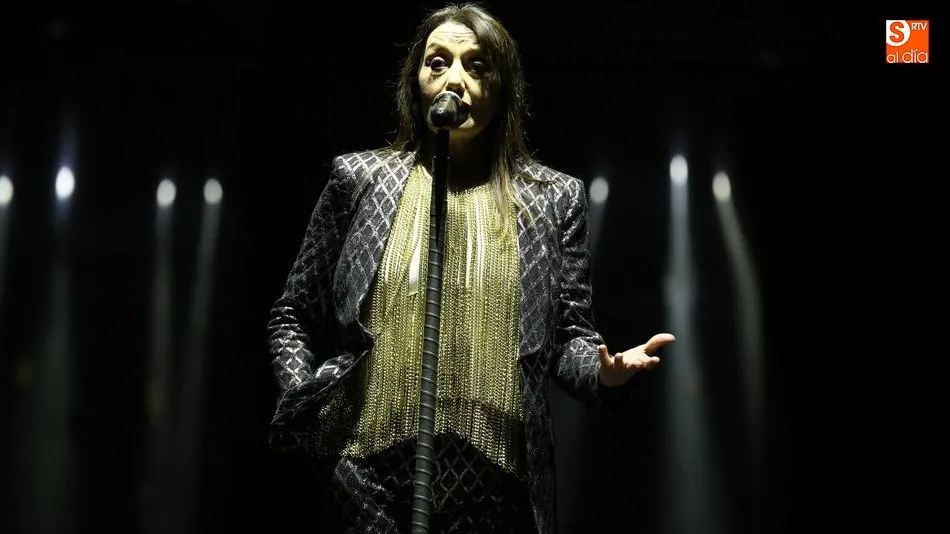 Luz Casal, durante el concierto en el Sánchez Paraíso. Fotos: Alberto Martín