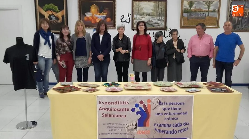 Socios de ASEA junto con la Concejala de Salud, en la mesa informativa que tienen estos días en Vialia