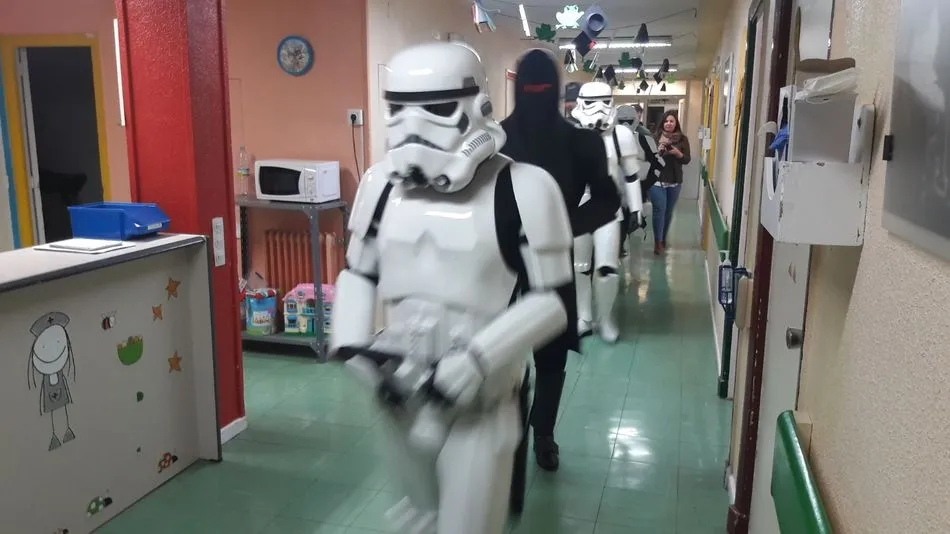 Visita sorpresa en Pediatría de los malos de la Guerra de las Galaxias