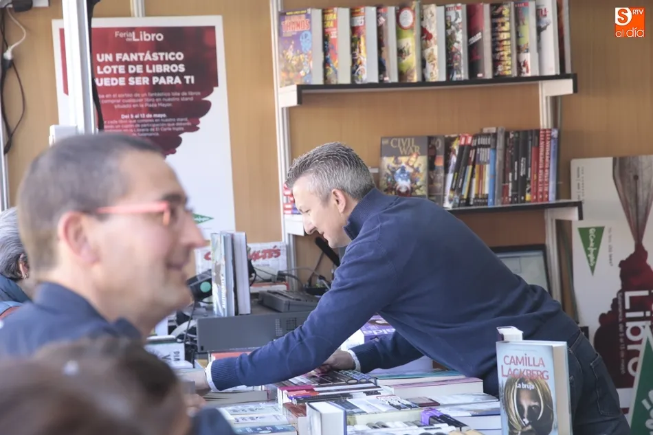 La Feria del Libro reúne a cerca de una veintena de expositores en la Plaza Mayor. Foto: Alejandro López