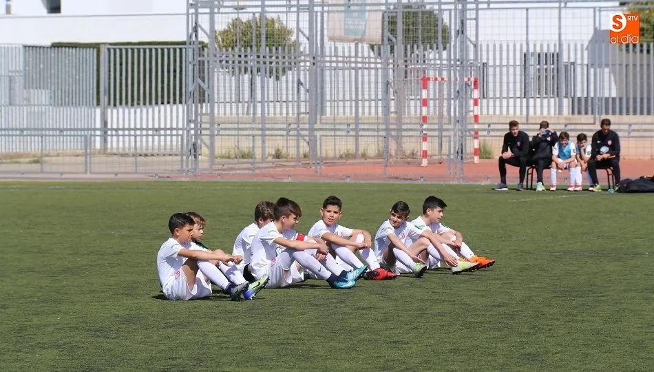 Los jugadores del Alevín realizan una sentada en el Vicente del Bosque. Foto: Alberto Martín