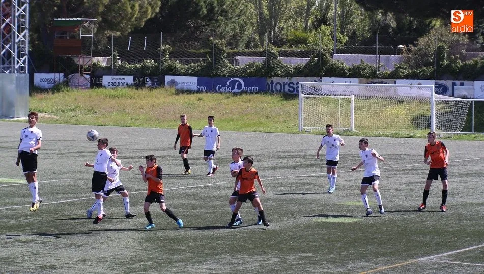 Una jugada del partido entre el Salmantino C y El Zurguén B de Tercera Infantil. Fotos: Alberto Martín