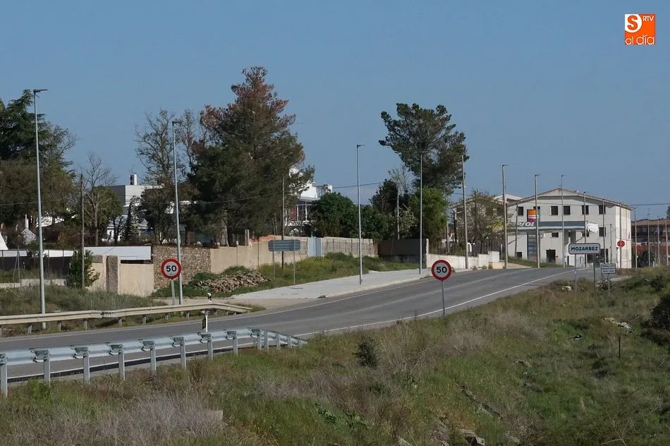 El turismo con tres ocupantes volcó en la entrada norte de Mozárbez tras chocar contra una farola