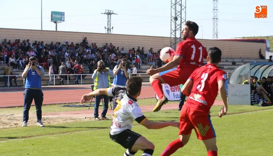 Obispo disputa un balón con dos rivales. Fotos: Alberto Martín.