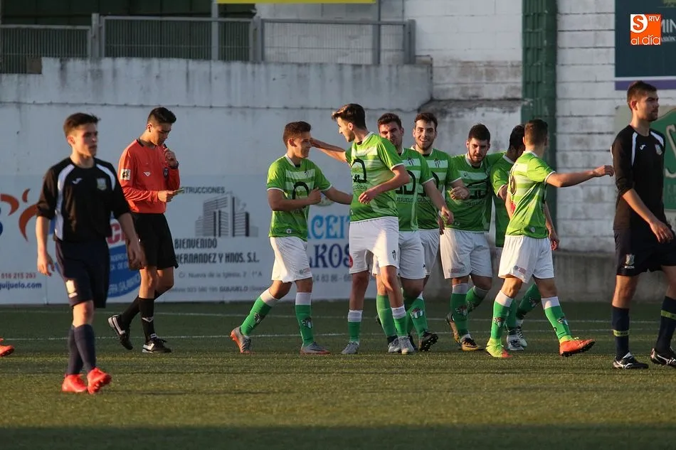Los jugadores del Guijuelo B celebran el tanto marcado por Daniel al final del encuentro ante el Helmántico