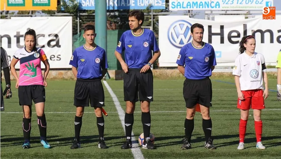 Capitanas y colegiados del derbi de Segunda Femanina entre Santa Marta y Capuchinos. Fotos: Alberto Martín