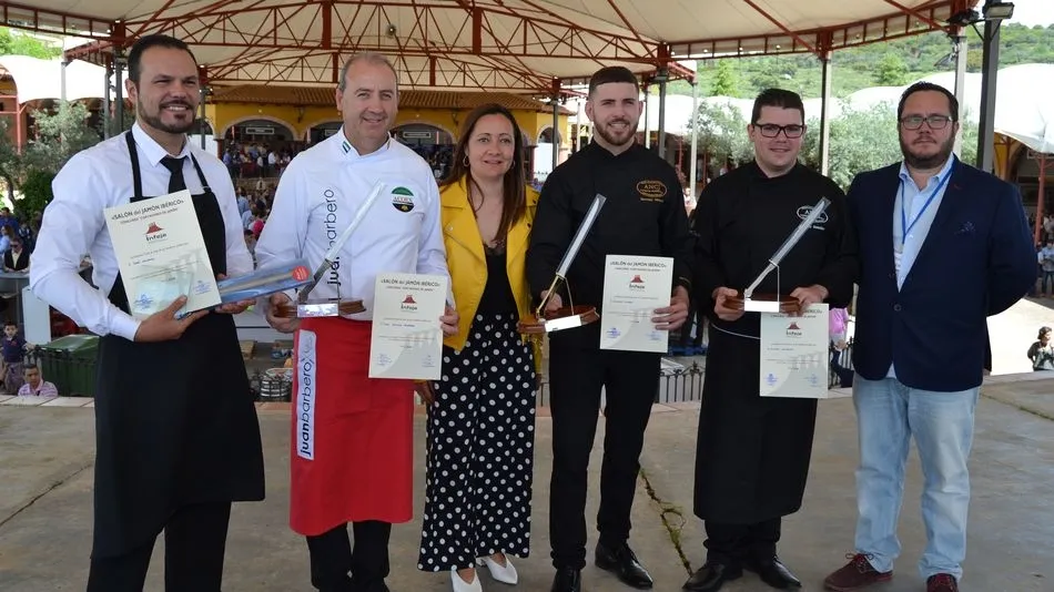 La alcaldesa de Jerez junto a los cortadores premiados.