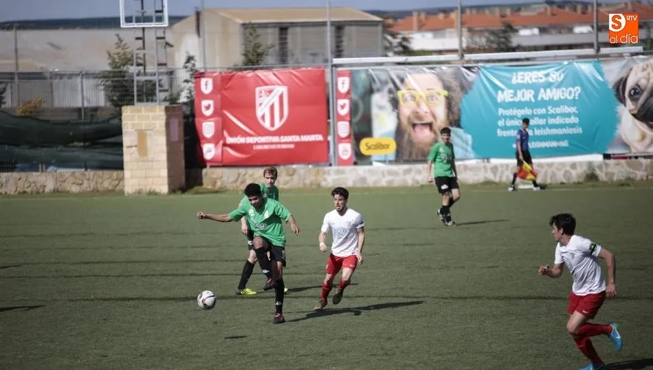 Jorge intenta de tapar el avance de un rival. Fotos: Alberto Martín