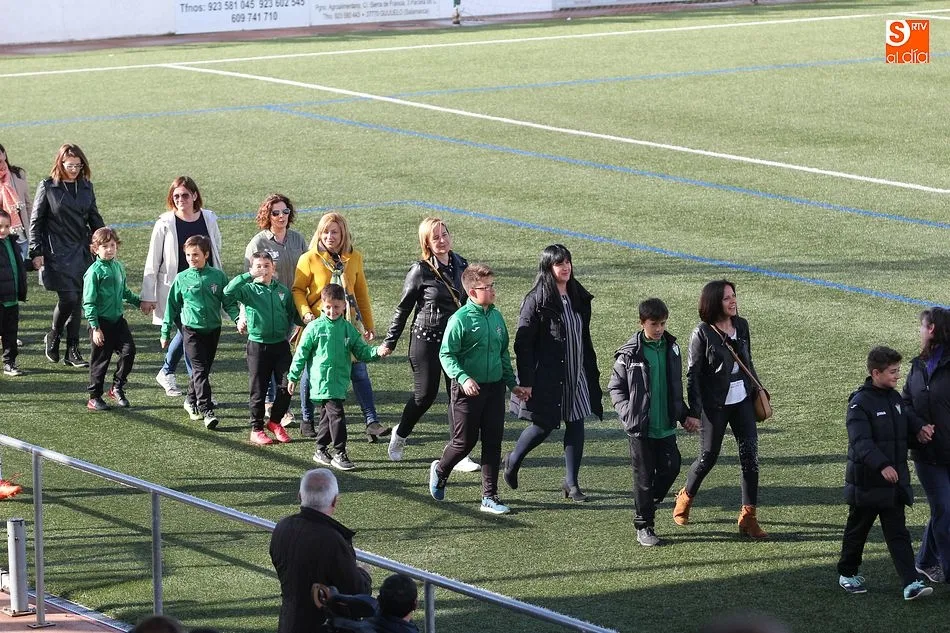 Una veintena de madres de jugadores de la cantera del Guijuelo protagonizó un emotivo acto al inicio del partido