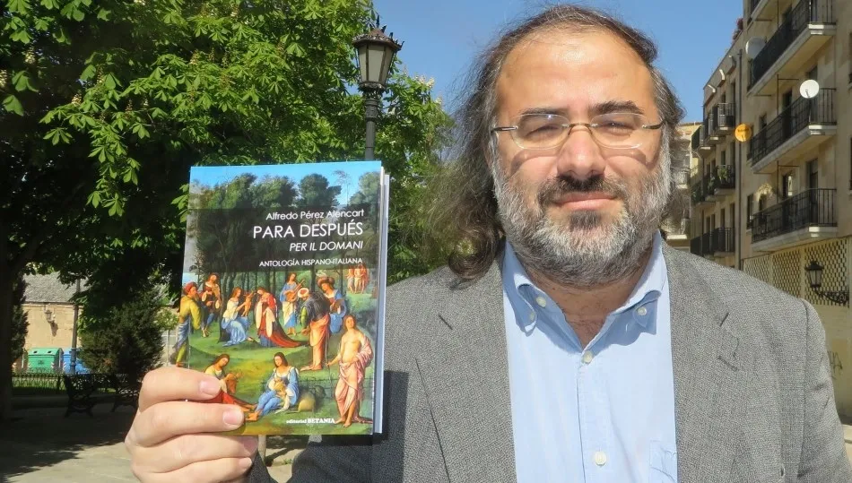 A. P. Alencart con su antología hispano-italiana. Foto de Jacqueline Alencar