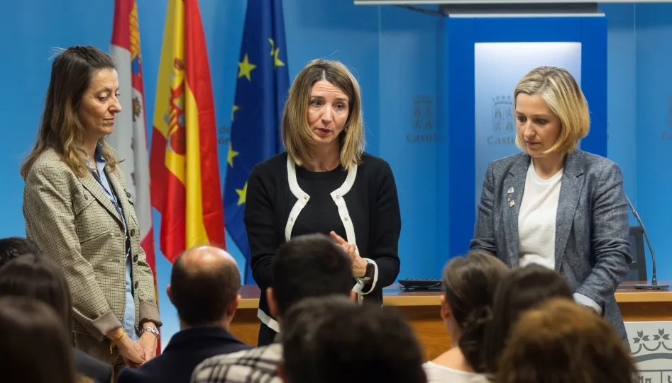 la consejera de Familia e Igualdad de Oportunidades, Alicia García, en un encuentro con periodistas de la región