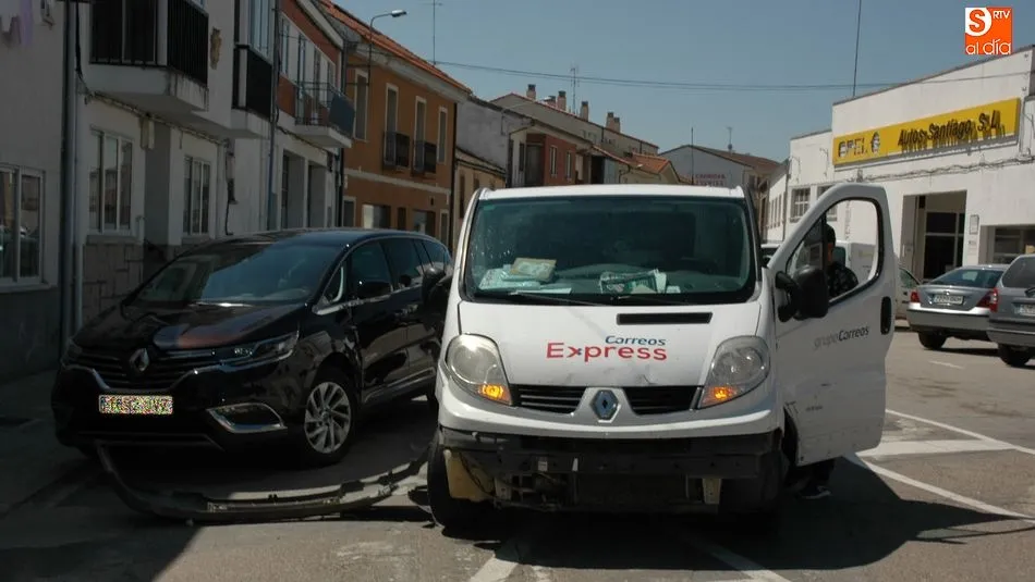 El choque entre los dos vehículos se salda sólo con daños materiales / FOTOS: SILVESTRE