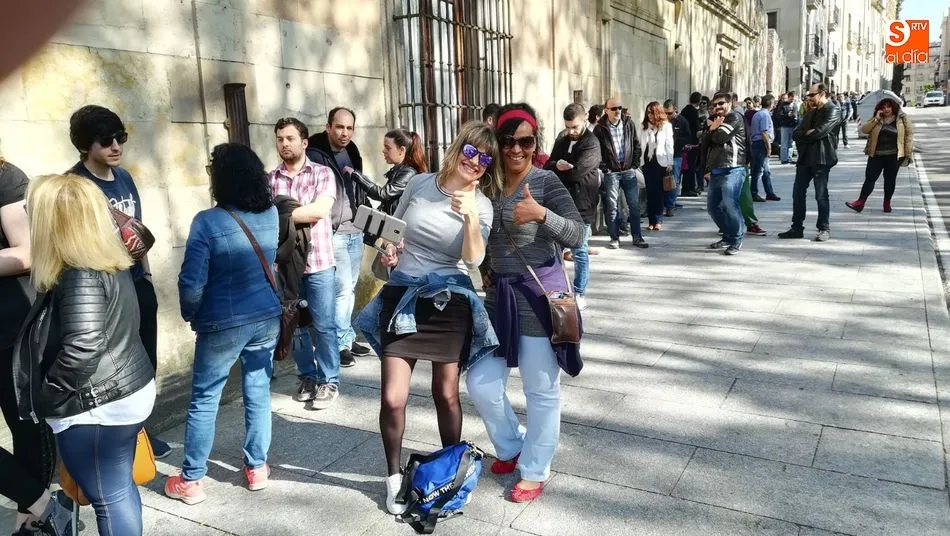 Cola en la calle San Pablo, con motivo de esta selección de figurantes